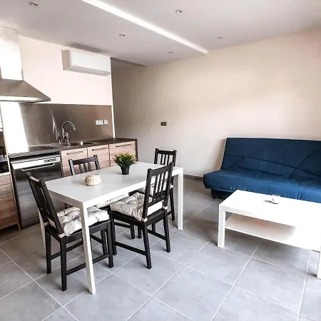 2 Pieces Balcon Et Parking Proche Du Centre 1 Le Lavandou
